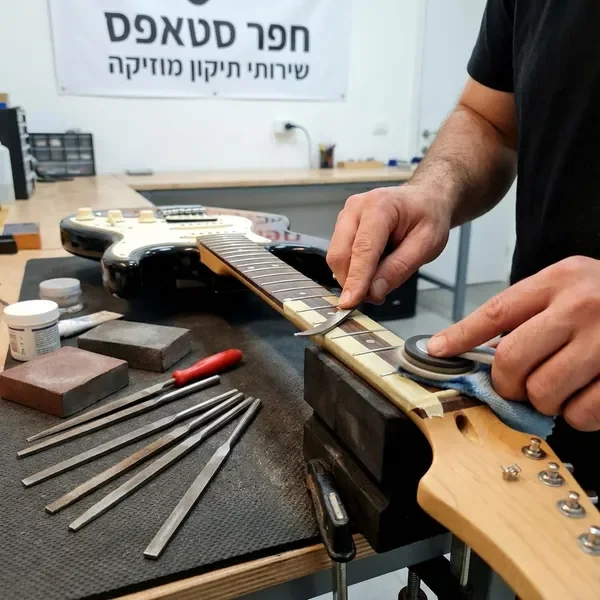 תיקון פריטים ושיפוץ צוואר גיטרה